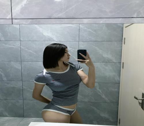 这风格不错吴艳妮社媒晒三角裤紧身衣自拍,秀出好身材