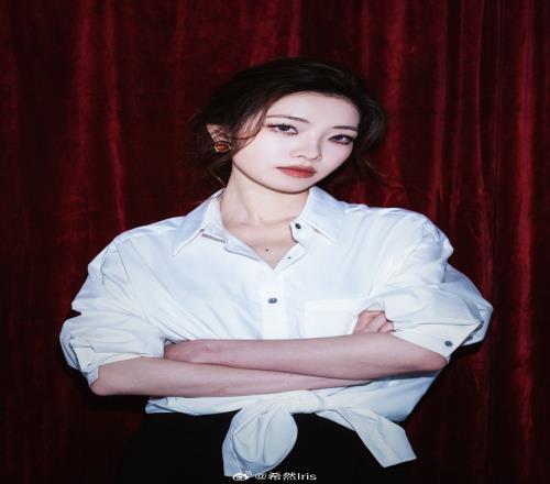 胸有大志!LPL女主持希然晒照:如果我的心能够说话
