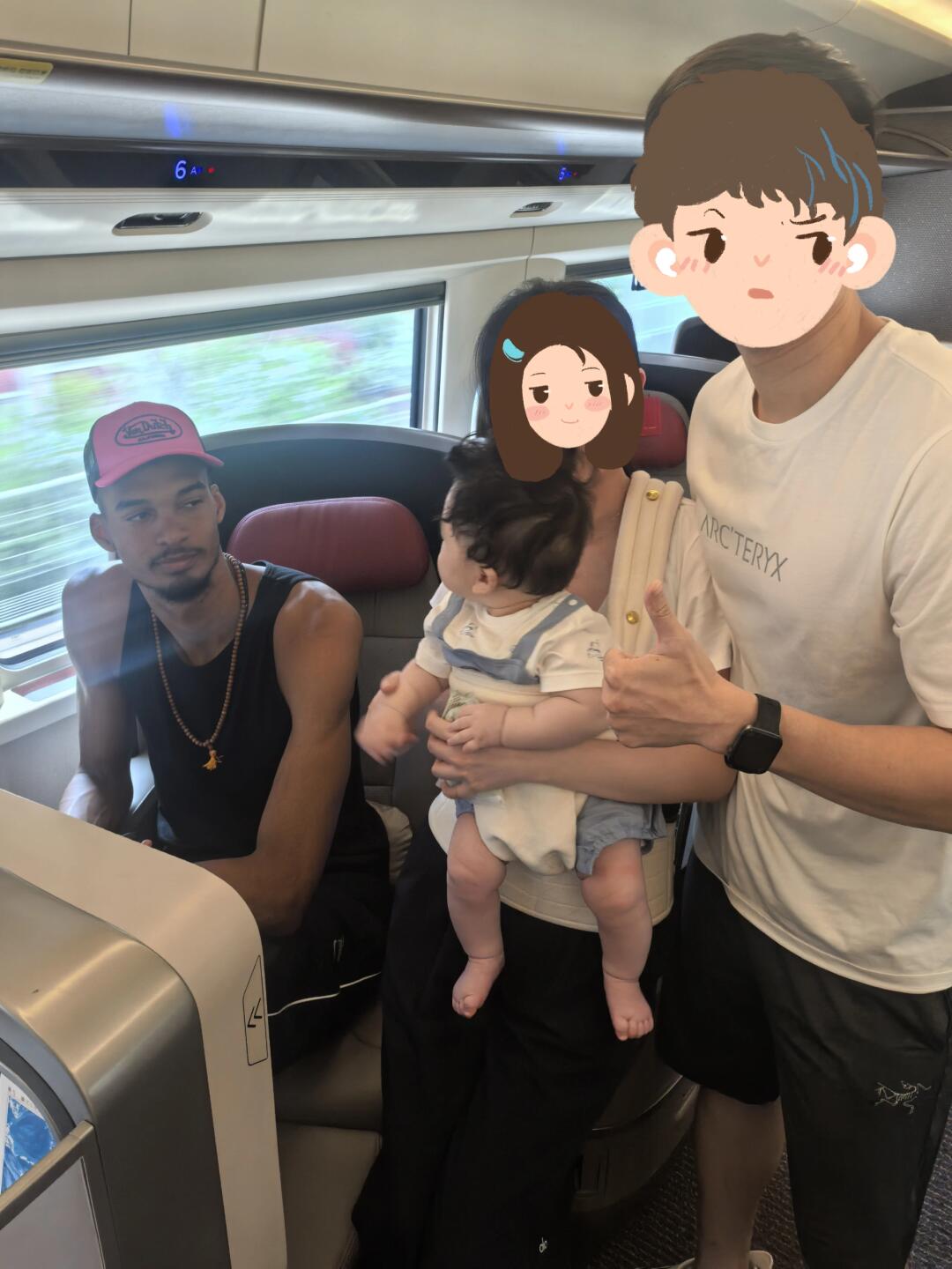 网友晒婴儿和文班同框照!小小年纪就和NBA超巨&少林“高僧”同行