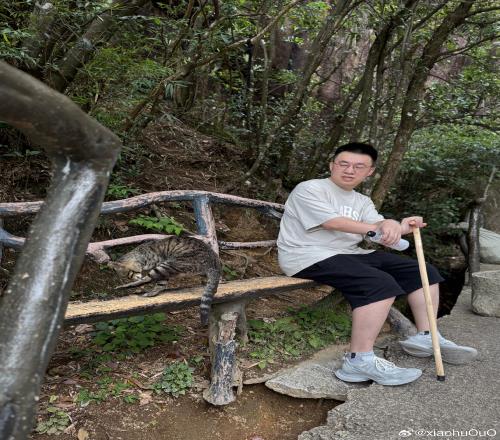 韩国网友看Xiaohu爬山照片:看起来像个40多岁的人,有两个孩子吧