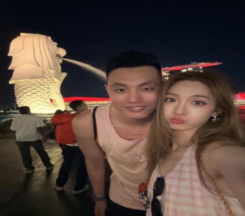 翟晓川妻子晒游玩新加坡的近照:每天无比充实又累又热