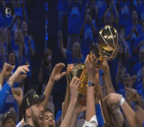 荣耀时刻!雷霆捧起NBA总冠军奖杯!
