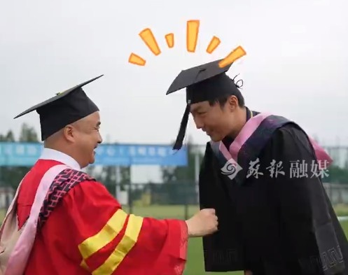 苏州大学副校长前往训练基地,为苏州队守门员纪振勇拨穗
