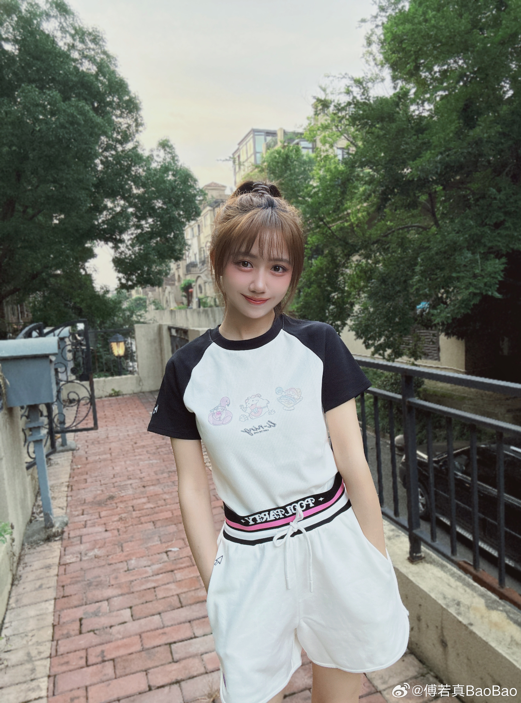 LPL女主持人Baobao晒照:MSI开赛倒计时穿上小魄罗给LPL打call