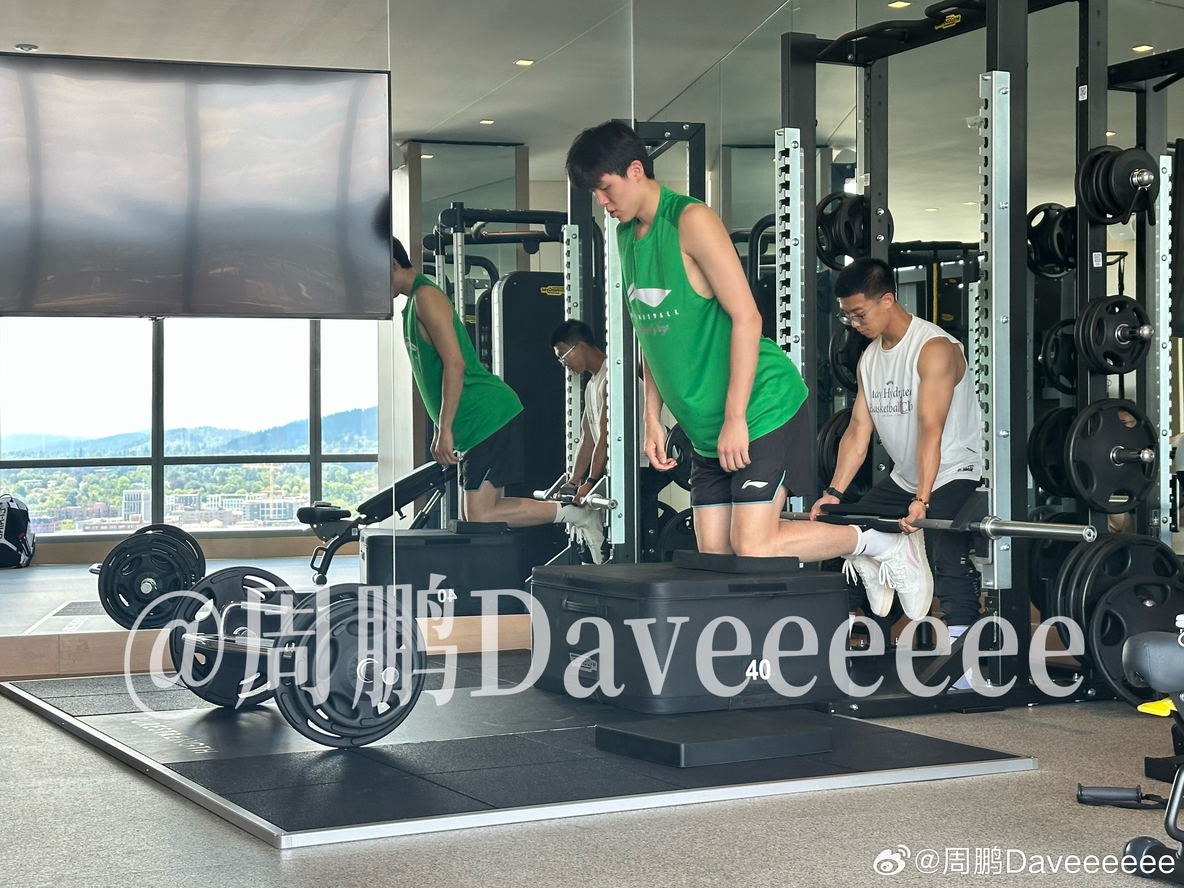 媒体人晒杨瀚森训练照:来到波特兰第二天今日主要练核心&上肢