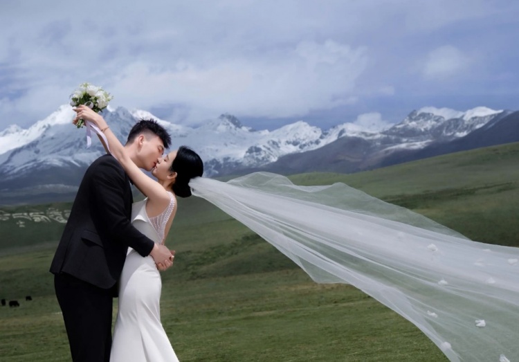 撒狗粮!鄢手骐妻子晒二人的甜蜜婚纱照