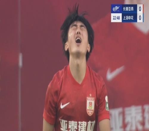 非常懊恼!玄智健单刀过掉申花门将,小角度左脚击中边网!