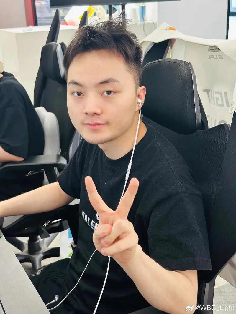 已返回基地训练!Light晒训练照:集合!加油