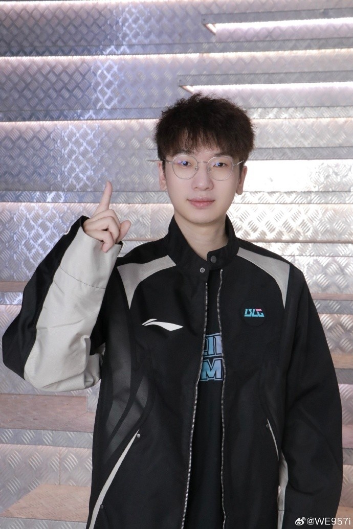 957晒BLGAL队服照：穿上MSI出征服出发加拿大去给AL和BLG加油了