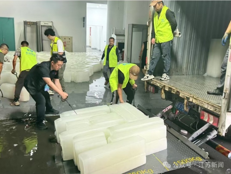 南京奥体中心铺设大量冰块,为今晚苏超焦点战现场降温