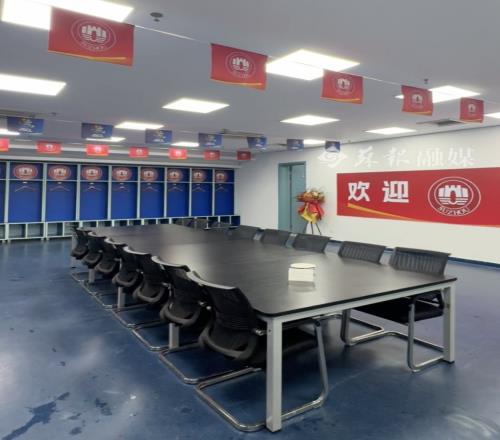 苏媒:苏州队球员赛后打扫干净客队更衣室,留下明信片感谢南京