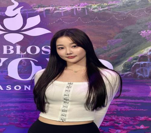 美女解说Kitty分享MSI工作照:紧身衣显露身材,与多位选手合影