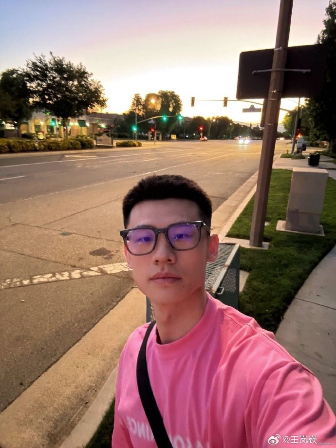 王岚嵚晒在美国的特训照:有好好训练也有在好好生活