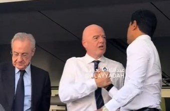 快藏不住笑了纳赛尔赛后拥抱弗洛伦蒂诺、因凡蒂诺，嘴角上扬