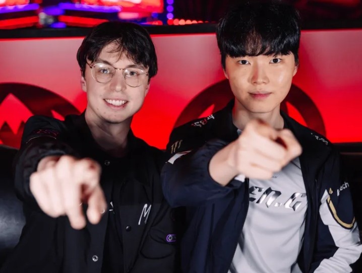 LOL官推晒Caedrel与Chovy合影:两位传奇中单