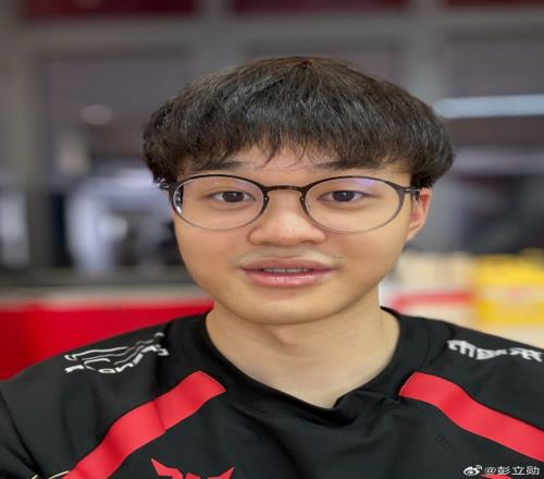 看起来挺开心的前BLG打野Xun社媒晒出自拍:依旧身着JDG队服