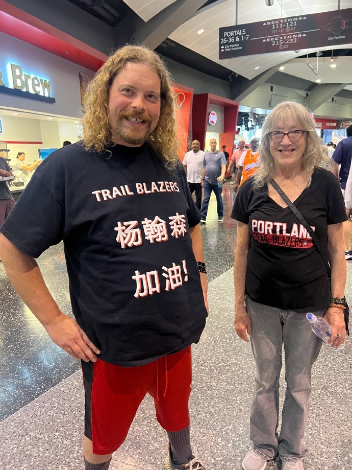 杨瀚森水不了!球迷穿特制衣服为小杨加油“瀚”少了三点水
