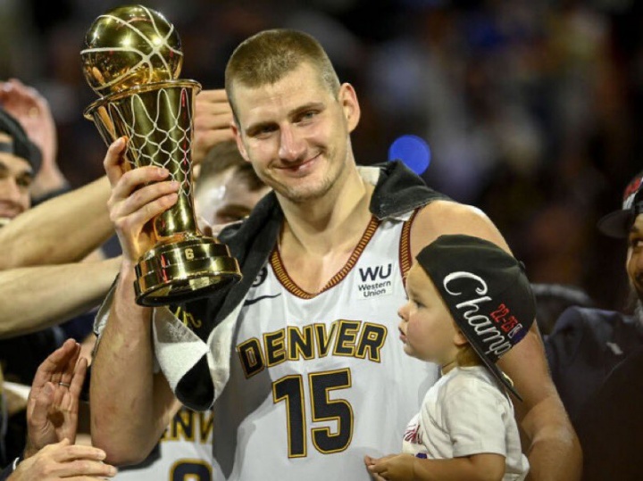 节目效果炸裂!NBA夺冠的约基奇VS赛马夺冠的约基奇
