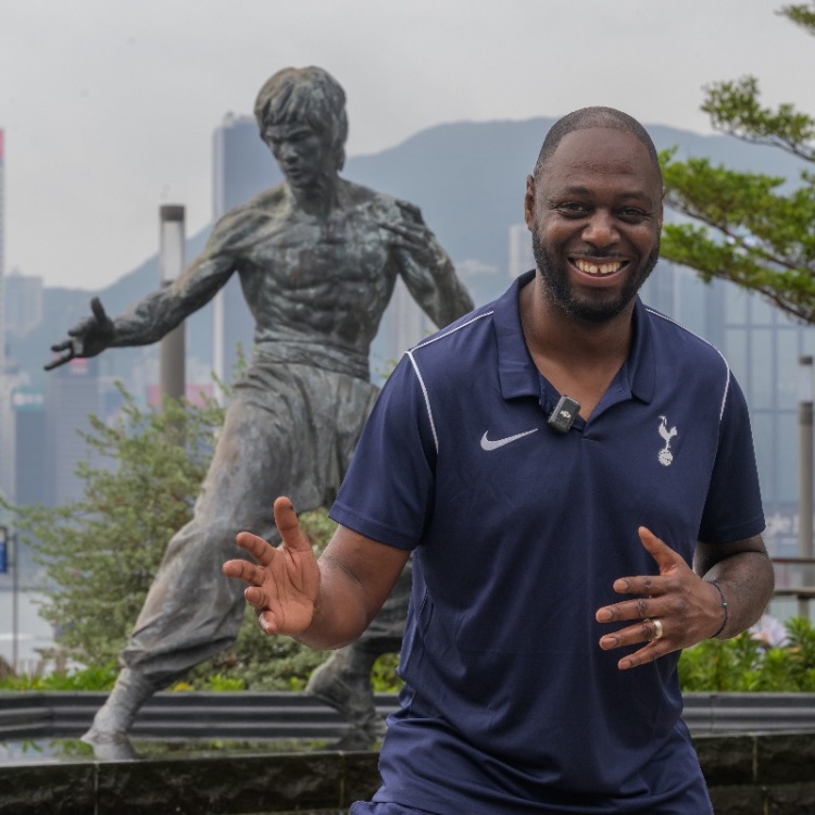 热刺名宿莱德利金在中国香港模仿李小龙,俱乐部社媒晒出照片