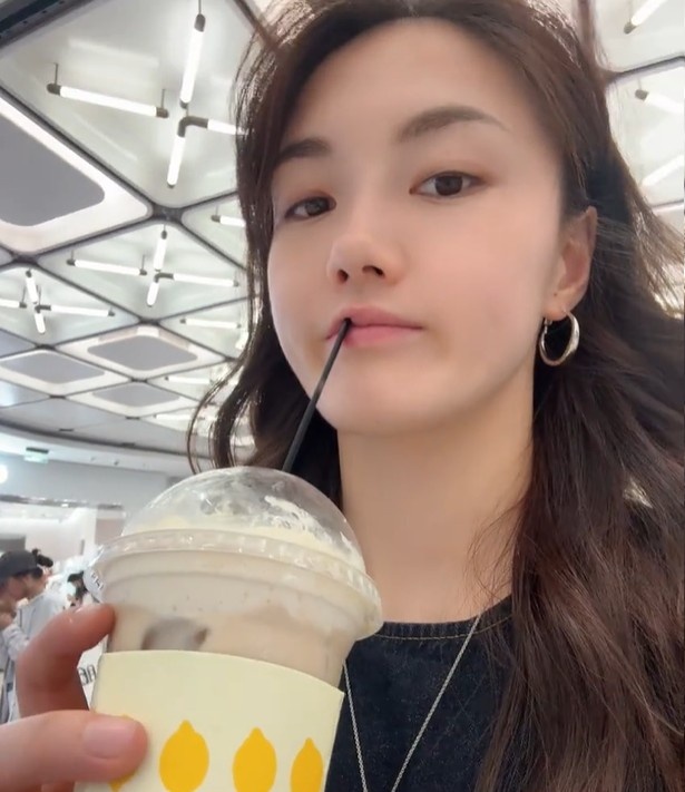 张曼曼社媒晒近照:人就应该循环在自己的喜欢里