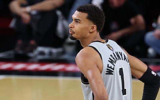 文班祖母今日逝世赛后文班落泪：对不起我失去了一位家人