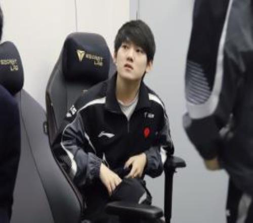 抓出优势自己送JKL前期优势但冒进险送头随后毫无亮点总数据24