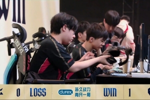 无教练先赢一局TES：主教练因行程原因缺席bobo和leo上台BP