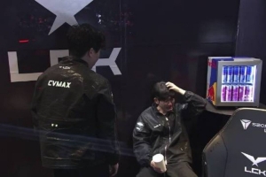 这是咋了DK第三局获胜后辅助Career场间在教练CvMax面前失声痛哭