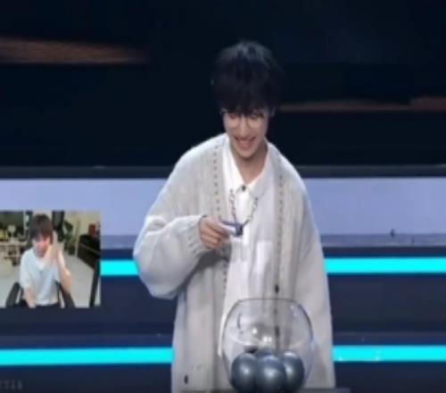 Doinb看宝蓝抽签：哇真的是T1，以后都让你来抽吧