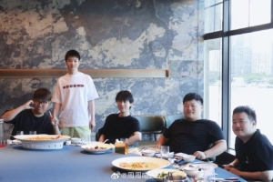 姿态女友分享姿态和Ming Letme AJ等聚会：朋友是生活的解药