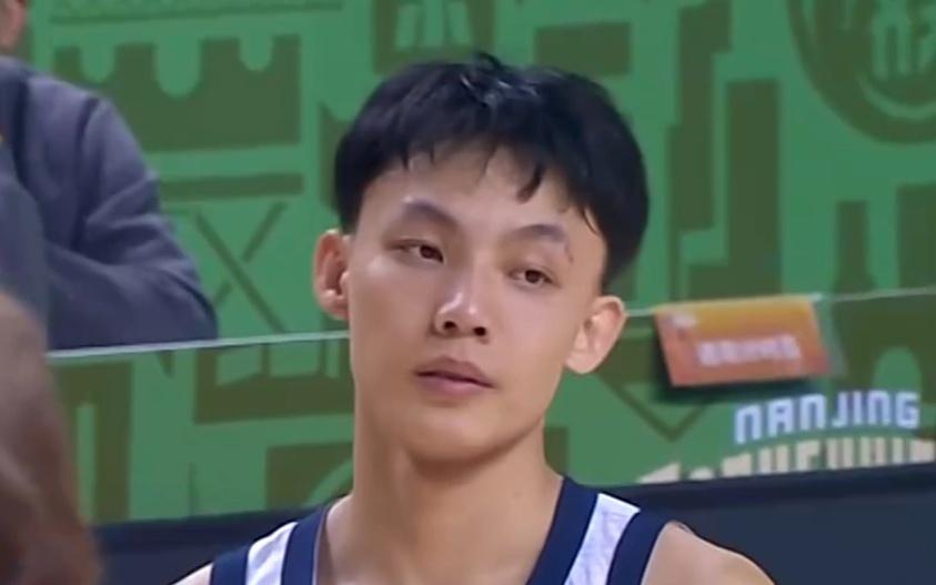 广东3消息！胡明轩深夜发声，徐杰新发型遭吐槽，焦泊乔化身阿联