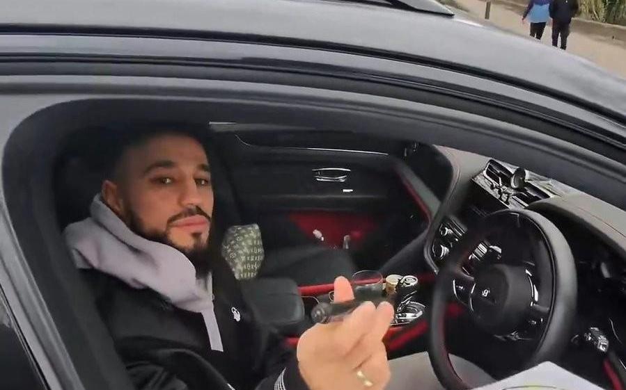 马兹拉维停车给球迷签名，轮到签名贩