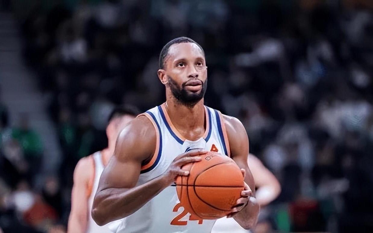 卢伟是重感情的，早早撤下沃夫顿等主力，否则，辽宁男篮输的更多