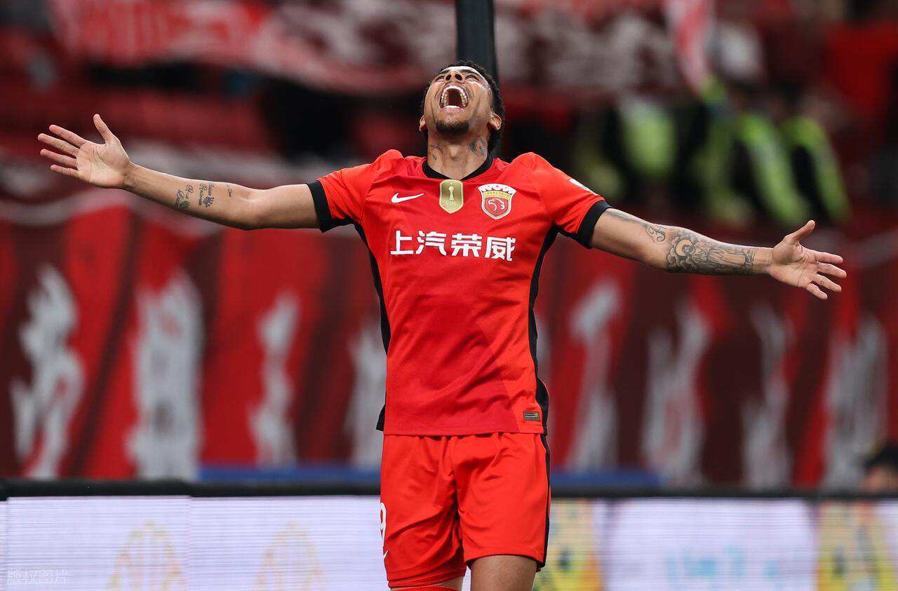 上港中锋成中超冬窗大鱼，申花和大连
