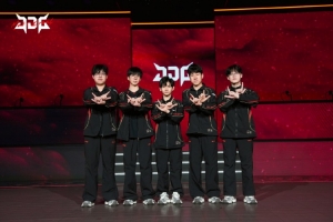 JDG分享第一赛段收官合照：我们年后淘汰赛继续加油！