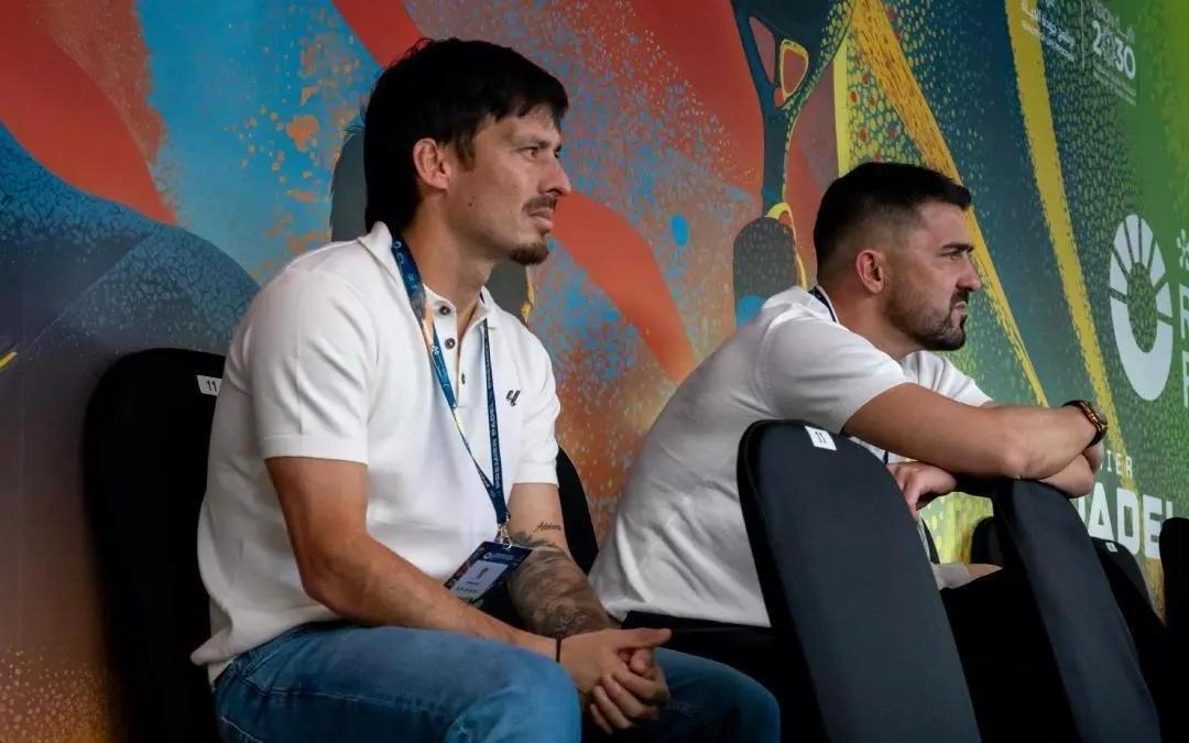 作为嘉宾，比利亚和大卫席尔瓦观看了