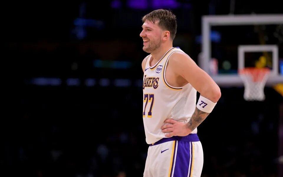 全明星爆冷！詹姆斯落后开拓者菜鸟7万票，20年统治时代终结