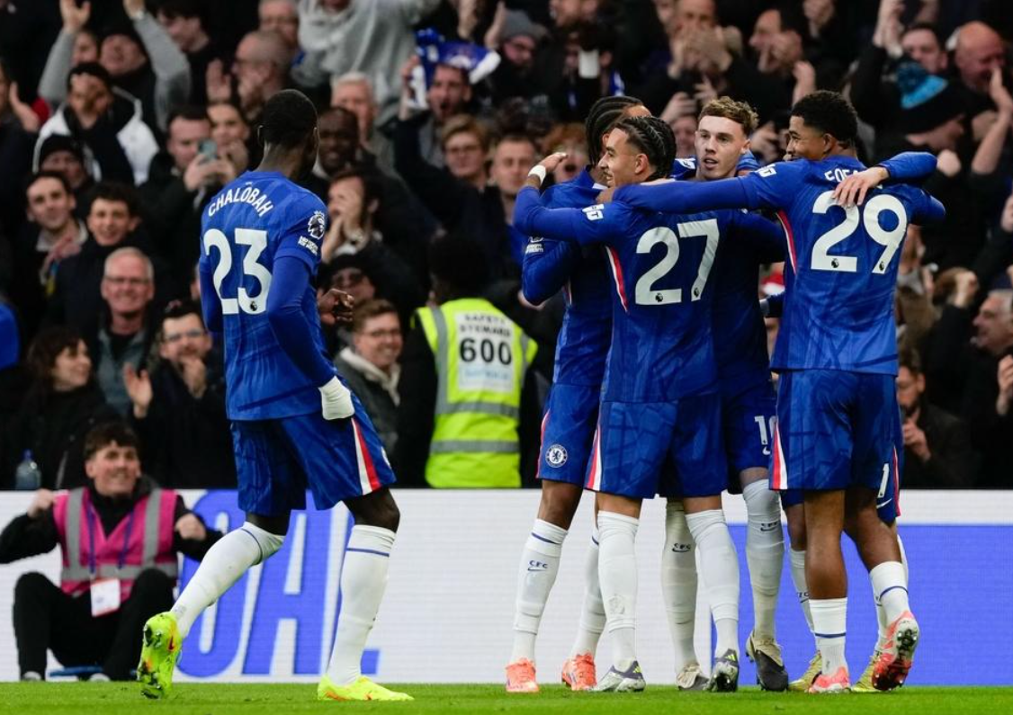 英超豪门杀入欧冠区，22岁后卫爆发：独