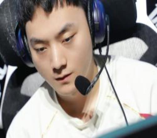 给人看笑了！霞团战走脸白给女警幽默送一血Light三局战绩111616