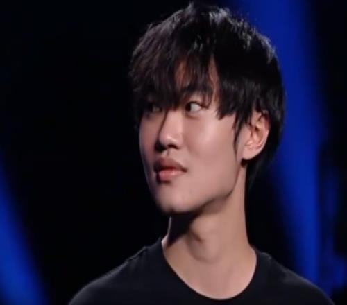 我怎么少了个冠军!刘航口误称这是左手第五冠其实左手已经斩获六冠
