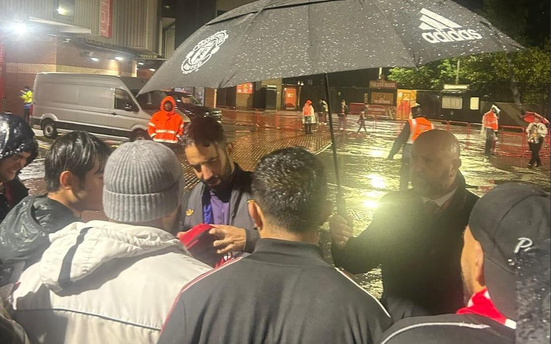 尽管冒着大雨，阿莫林赛后还是停下来