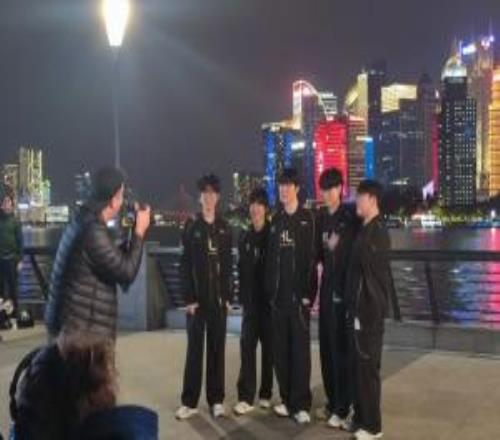 近期上海随机地点刷新LOL职业选手！网友偶遇HLE选手在外滩拍摄