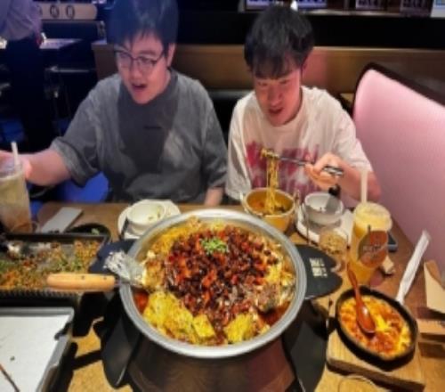 369knight也来了AL经理爱笑晒聚餐：生活碎片Bili滔博一起加油