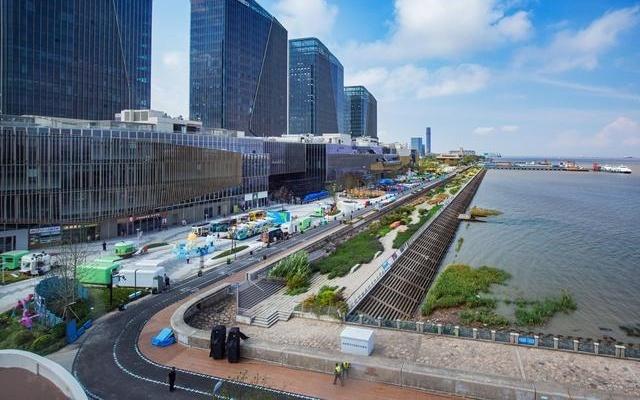 打卡巨型赛车、挑战极速卡丁车！格子旗嘉年华首登宝山滨江，开启春日狂欢