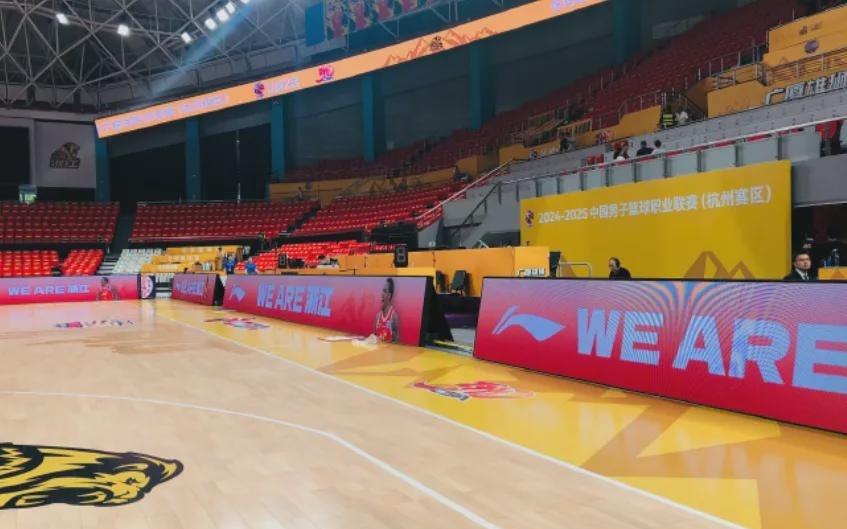 又伤一个！CBA广告牌，还不改吗