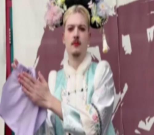 G2官媒晒整活手势舞：美人系列回归，so谁愿陪兔过个冬