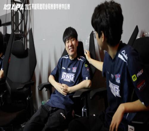 LNG赛前花絮:Zika拍了拍GALA