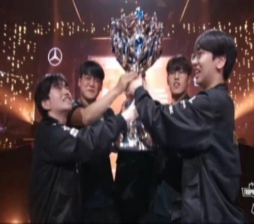 解说雨童：OFGK拿下三连冠！T1的世界赛调整能力毋庸置疑