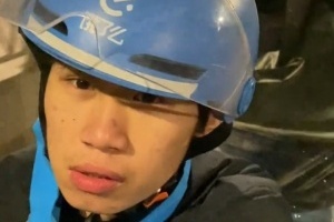 直播走起，兼职外卖，两不误？饿了吗小哥分享自拍 神似Doinb与Wei
