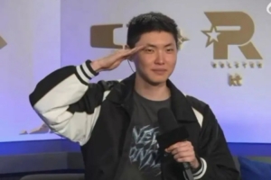 忠诚！LCK季前赛：Chovy后台采访摆出敬礼Pose